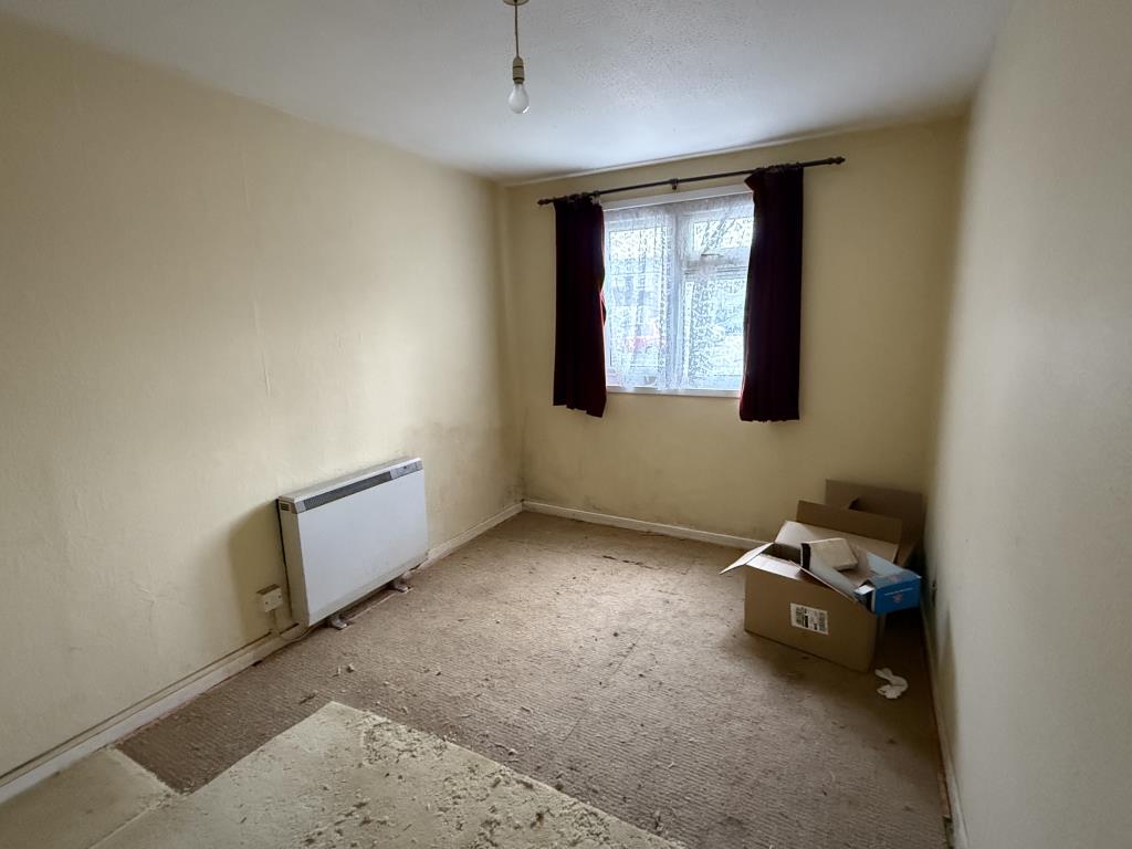 Lot: 148 - GROUND FLOOR FLAT IN NEED OF REFURBISHMENT - Bedroom in Ground Floor Flat for Refurbishment